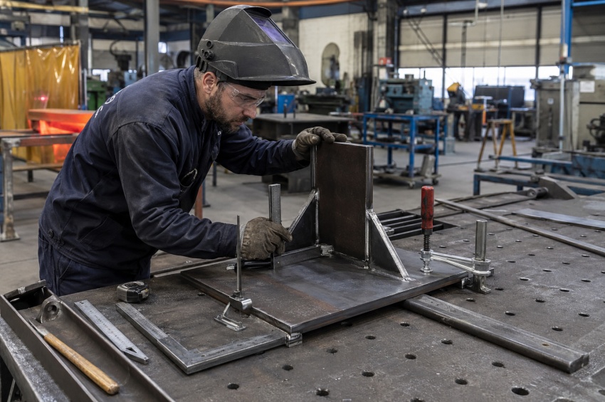 Ajustage de pièces métalliques avant soudage pour améliorer la qualité finale de l’assemblage