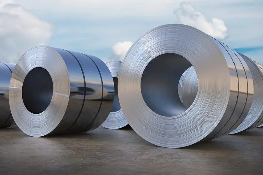 Bobines d’acier inoxydable entreposées en extérieur, illustrant la résistance à la corrosion et la logistique industrielle