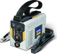 Poste à souder GYS GYSMI 160P vu de profil avec ses accessoires d’origine : pince de masse et porte-électrode prêts à l’emploi.