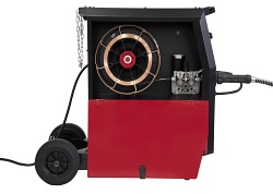 Vue de profil du poste à souder Lincoln Electric pour une vue précise de l'intérieur et du dévidoir MIG avec ses 4 galets d'entrainement pour un dévidage plus précis